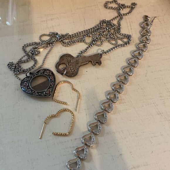 Key to your heart jewelry lot - 2 necklaces, 1 bracelet, pierced earrings - Picture 3 of 16